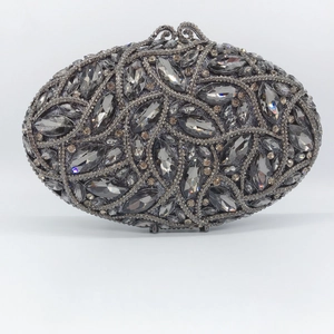 Pochette de soirée luxe en métal évidé avec strass gris foncé et coque rigide ovale