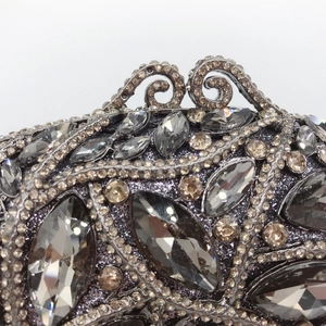 Pochette de soirée luxe en métal gris foncé avec strass haute densité et pierres grises