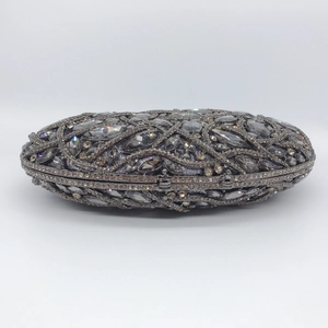 Pochette de soirée luxueuse en métal argenté sertie de cristaux scintillants élégants
