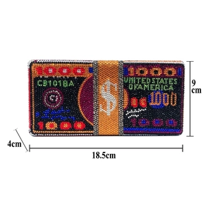 Détail de la pochette liasse de billets sertie de cristaux avec dimensions 18,5 x 9 x 4 cm
