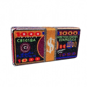 Détail des motifs de billets de dollars incrustés de cristaux sur la pochette rigide