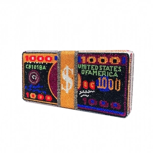 Détail macro de la pochette de soirée dollar en strass avec lettrage en cristal