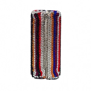 Détail des rayures verticales en strass colorés sur une pochette de soirée carrée