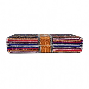 Détail de la pochette de soirée rectangulaire avec cristaux multicolores motif dollars