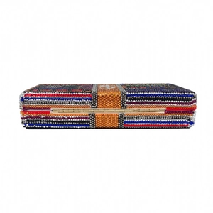 Détails d'une pochette de soirée en strass avec motifs brillants de billets de dollars