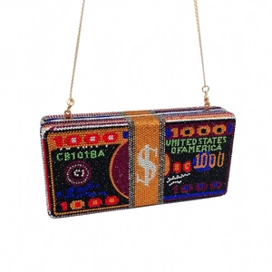 Détail de la pochette créative liasse de dollars avec cristaux et chaîne dorée
