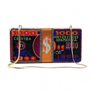 Détail macro de la pochette en cristal rectangulaire avec motif billet et strass