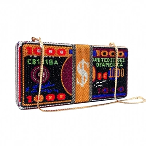 Détail de la pochette de soirée incrustée de cristaux motif billet de 1000 dollars