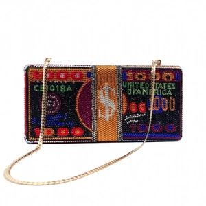 Détail des strass multicolores et de la chaîne dorée sur une pochette de soirée dollars
