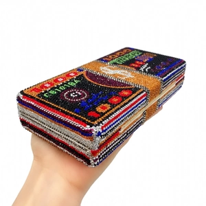Détail du sac de soirée billets de dollars avec strass colorés et motifs cristaux