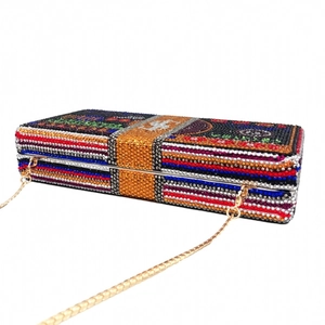 Détail macro d'une pochette de soirée en forme de liasse de dollars avec strass brillants