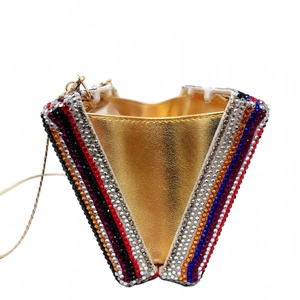Détail de la pochette en V avec des strass multicolores et une fine chaîne dorée