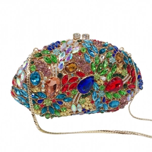 Détail d'un sac de soirée luxe avec cristaux multicolores et bandoulière chaîne dorée