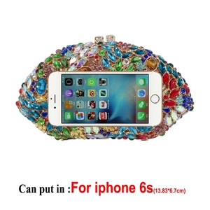 Vue détaillée du sac de soirée en strass colorés adapté à la taille iPhone 6s