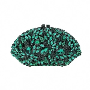 Gros plan d'une pochette de luxe ornée de strass vert émeraude au motif de feuilles