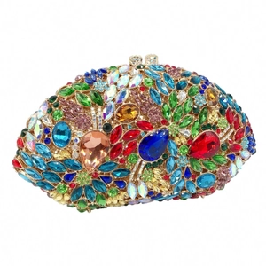 Détail macro d'une pochette de soirée de luxe avec strass et cristaux multicolores