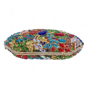 Détails de strass multicolores sur pochette de soirée rigide en métal doré luxe