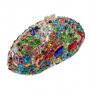 Détail de strass colorés sur une pochette de soirée luxe en métal doré