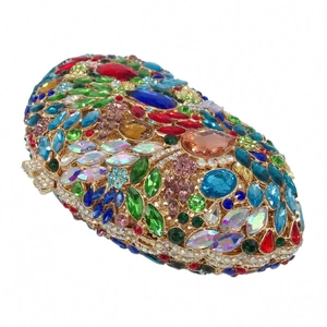 Détail macro du motif floral en strass multicolores sur l'élégante pochette de soirée