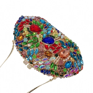 Pochette de soirée luxueuse en métal évidé ornée de strass colorés et de cristaux