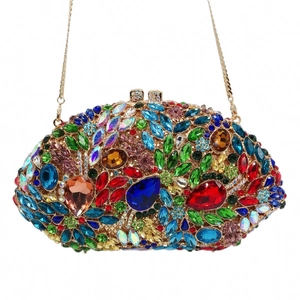 Détails de cristaux multicolores et strass sur une pochette de soirée de luxe élégante