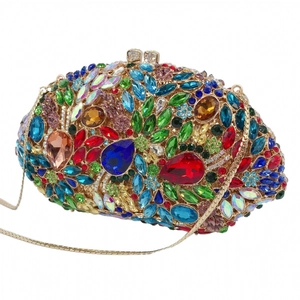 Gros plan détaillé d'une pochette de luxe avec strass colorés et chaîne dorée