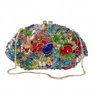 Détails macro d'un sac de soirée de luxe avec cristaux colorés et cadre doré chic