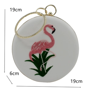 Detail van ronde witte avondtas met flamingo borduursel en 19 cm formaatmarkering
