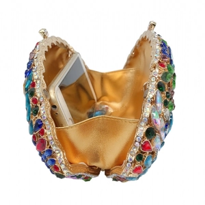 Vue détaillée de l'intérieur d'un sac de soirée en strass montrant sa capacité de rangement
