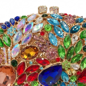Gros plan sur les strass multicolores et cristaux d'un sac de soirée doré de luxe