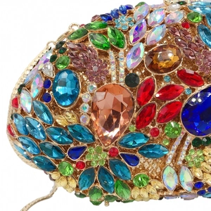 Détail de strass colorés et motifs floraux en pierres sur une pochette de soirée de luxe