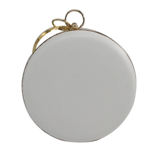 Ronde witte lederen avondtas met een luxe gouden metalen omlijsting