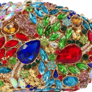 Détail macro de cristaux colorés et strass floraux sur pochette de soirée