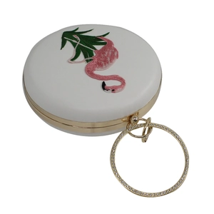 Elegante witte ronde leren clutch met flamingo borduurwerk en strass handvat