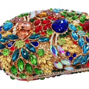 Pochette de soirée luxueuse avec strass multicolores sur base en métal doré
