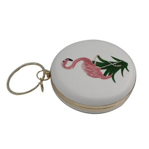 Detail van witte lederen avondtas met flamingo borduurwerk en diamant ingelegde handgreep