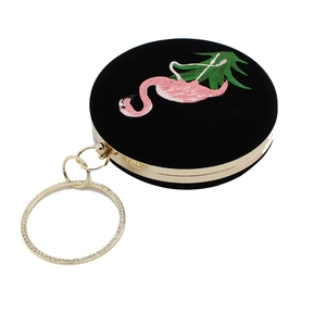 Detail van ronde zwarte fluwelen clutch met flamingo-borduurwerk en strass-handvat