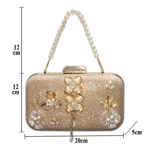 Détail de pochette de soirée avec fleurs en perles et paillettes dorées avec largeur 20cm