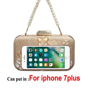 Détail de la pochette de soirée à paillettes dorées montrant la capacité pour iPhone 7 Plus