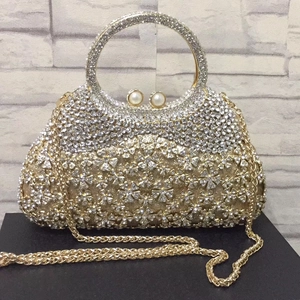 Pochette de soirée élégante en métal évidé avec strass étoilés et fermoir perle