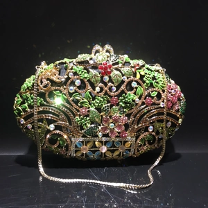 Détails de la pochette de soirée florale avec cadre doré, cristaux et strass brillants