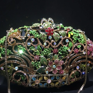 Pochette de soirée luxueuse en métal évidé avec motifs de fleurs en cristal et chaîne