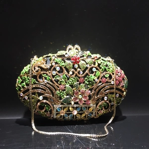 Pochette de soirée luxe à fleurs en cristal et strass avec chaîne dorée sur noir