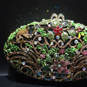 Détail d'une pochette de soirée avec fleurs en émail, cristaux et motif écureuil