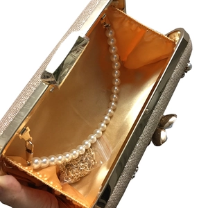 Pochette de soirée champagne doré avec fleurs serties, poignée perles et chaîne métal