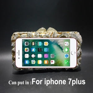 Detailansicht der Abendtasche mit Strasssteinen im Größenvergleich zum iPhone 7 Plus