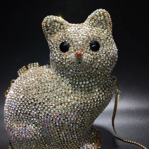 Pochette de soirée en forme de chat avec cristaux étincelants et chaîne dorée