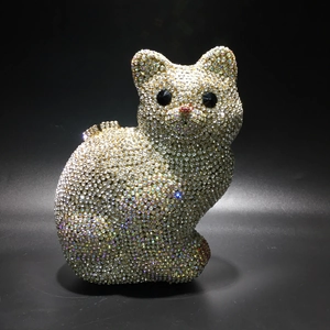 Vue détaillée de la pochette chat irisée ornée de cristaux et strass brillants