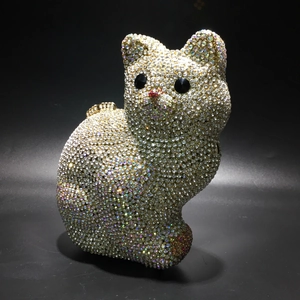 Détail de la pochette chat de luxe avec cristaux sertis main et fermoir en métal doré