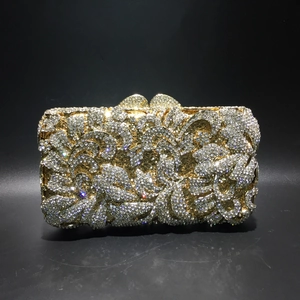 Elegante goldene Metall-Clutch mit glitzernden Kristallblumen und Herzverschluss